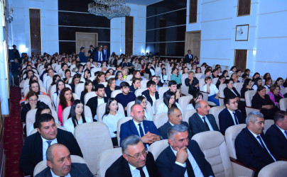 Ağstafada dahi bəstəkar Üzeyir Hacıbəylinin 140 illiyi münasibəti ilə "O olmasın, bu olsun" musiqili komediya tamaşası nümayiş etdirilib