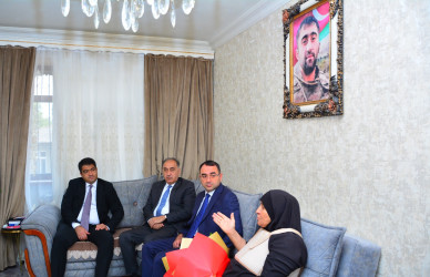 Ürək əməliyyatı keçirən Vətən müharibəsi şəhidimizin anası ziyarət olunub