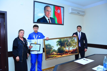 Seymur Orucov karate üzrə ağstafalı dünya çempionu Tahir Ələkbərovla görüşüb, idmançını Təşəkkürnamə və hədiyyə ilə təltif edib