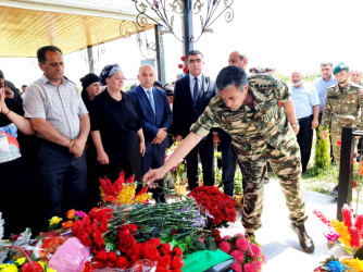 Bu gün 44 günlük Vətən müharibəsində könüllü olaraq döyüşən şəhidimiz Xəyal Nəsrəddin oğlu Əlizadənin doğum günüdür.