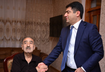 Seymur Orucov Ağstafa rayon ictimaiyyətinin qabaqcıl nümayəndələrindən olan qocaman şair Qurban Həmidoğlunu evində ziyarət edib