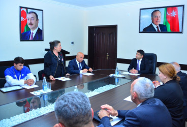 Seymur Orucov karate üzrə ağstafalı dünya çempionu Tahir Ələkbərovla görüşüb, idmançını Təşəkkürnamə və hədiyyə ilə təltif edib