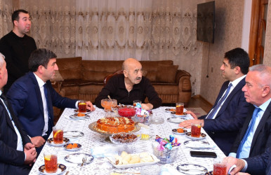 Seymur Orucov Ağstafa rayon ictimaiyyətinin qabaqcıl nümayəndələrindən olan qocaman şair Qurban Həmidoğlunu evində ziyarət edib