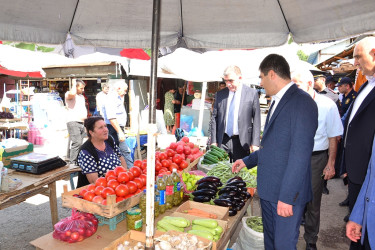 Seymur Orucov rayon mərkəzi bazarını gəzib, xidmət obyektlərində maarifləndirici söhbətlər aparıb