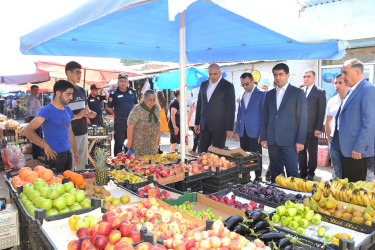 Seymur Orucov rayon mərkəzi bazarını gəzib, xidmət obyektlərində maarifləndirici söhbətlər aparıb