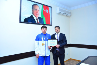 Seymur Orucov karate üzrə ağstafalı dünya çempionu Tahir Ələkbərovla görüşüb, idmançını Təşəkkürnamə və hədiyyə ilə təltif edib
