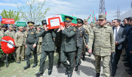 Ağstafalı şəhidimiz, Azərbaycan Ordusunun giziri Elşad Qabil oğlu Həsənov izdihamla torpağa tapşırılıb