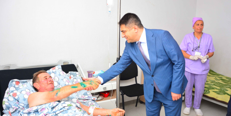 Seymur Orucov Birinci Qarabağ müharibəsi şəhidinin qardaşı və veteranı Nəsimi Həsənovu Qazax şəhərində müalicə aldığı tibb ocağında ziyarət edib