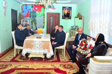 Seymur Orucov əməliyyat olunan Vətən müharibəsi şəhidimizin anasını yaşadığı ünvanda ziyarət edib
