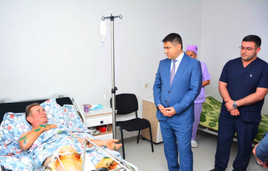 Seymur Orucov Birinci Qarabağ müharibəsi şəhidinin qardaşı və veteranı Nəsimi Həsənovu Qazax şəhərində müalicə aldığı tibb ocağında ziyarət edib