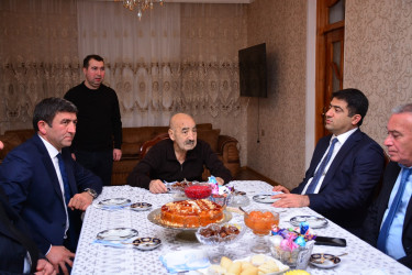 Seymur Orucov Ağstafa rayon ictimaiyyətinin qabaqcıl nümayəndələrindən olan qocaman şair Qurban Həmidoğlunu evində ziyarət edib