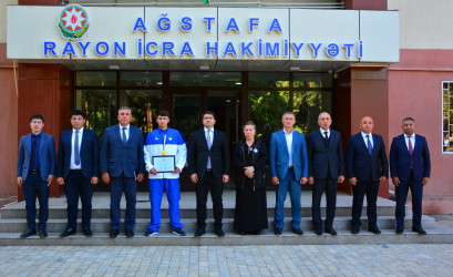 Seymur Orucov karate üzrə ağstafalı dünya çempionu Tahir Ələkbərovla görüşüb, idmançını Təşəkkürnamə və hədiyyə ilə təltif edib