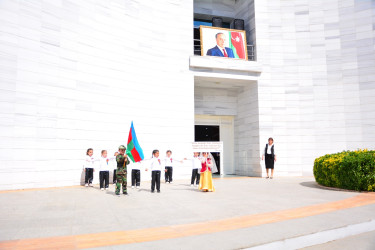 Ümummilli Liderin xatirəsinə həsr olunmuş rəsm və kitab sərgiləri təşkil olunub, rayonun məktəbəqədər təhsil müəssisələrinin uşaqlarının ifasında ədəbi-bədii kompozisiyalar nümayiş etdirilib