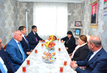 Seymur Orucov sağlamlıq durumu ilə bağlı daha bir şəhidimizin anasına baş çəkib