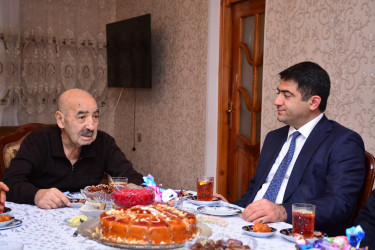 Seymur Orucov Ağstafa rayon ictimaiyyətinin qabaqcıl nümayəndələrindən olan qocaman şair Qurban Həmidoğlunu evində ziyarət edib